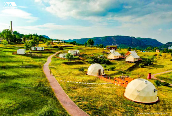 Impressive Luxury Safari Tents, Glamping Domes in a Grassland Glamping ...